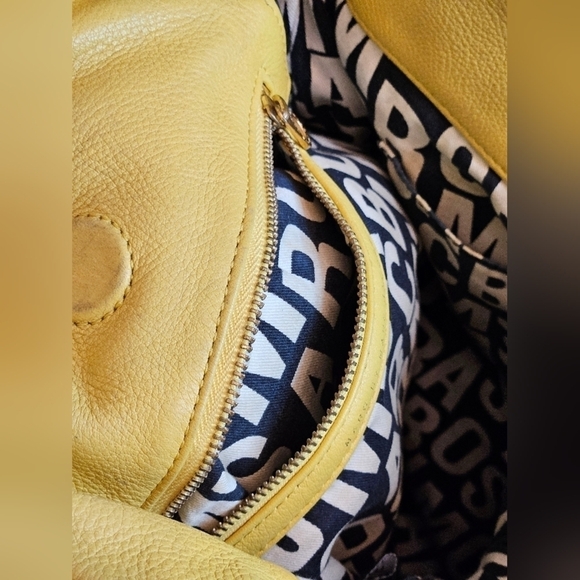 Marc by Marc Jacob Yellow Classic Hobo Leather Hand Bag. - Picture 15 of 17